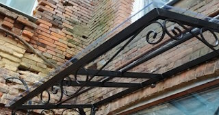 Угловые козырьки для частных домов и входов в Астрахани - НавесыСтр от 1765 рублей